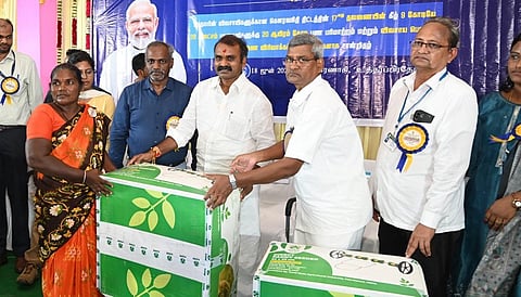 தி.மலை வெம்பாக்கம் அடுத்த கீழ்நெல்லி கிராமத்தில் நடைபெற்ற நிகழ்ச்சியில் விவசாயிகளுக்கு நலத்திட்ட உதவிகளை வழங்கிய மத்திய இணை அமைச்சர் எல்.முருகன்.