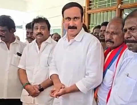 விக்கிரவாண்டி தொகுதியில் போட்டியிடும் பாமக வேட்பாளர் சி.அன்புமணி வேட்புமனு தாக்கல் செய்தார். அருகில் அன்புமணி ராமதாஸ், ஜி.கே.மணி உள்ளிட்டோர் உள்ளனர்.