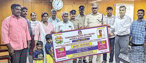 தலைமை காவலர் ராஜேந்திரனின் இரு குழந்தைகளின் பெயரில்,  ரூ.22.94 லட்சம் காப்பீடு செய்யப்பட்ட பத்திரத்தை அவரது உறவினர் களிடம் வழங்கிய காவல் கண்காணிப்பாளர் தங்கதுரை.