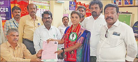 விக்கிரவாண்டி தொகுதி தேர்தல் நடத்தும் அலுவலர் சந்திரசேகரனிடம் நாம் தமிழர் கட்சி வேட்பாளர் அபிநயா வேட்பு மனுவை தாக்கல் செய்தார்.