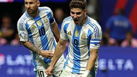 கோல் பதிவு செய்ததை கொண்டாடும் அல்வாரெஸ்