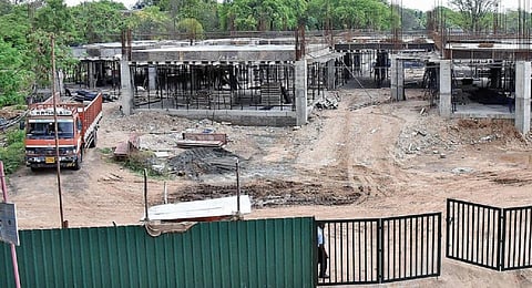 கோவை நஞ்சப்பா சாலையில் நடைபெற்று வரும் செம்மொழிப் பூங்கா கட்டுமானப் பணிகள். படம்: ஜெ.மனோகரன்.