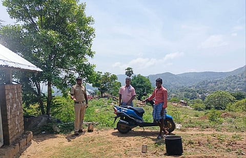 மேட்டூர் அருகே பாலமலை ராமன்பட்டி கிராமத்தில் கள்ளச்சாராயம் குறித்து வனத்துறை ஊழியர்கள் பொதுமக்களுக்கு விழிப்புணர்வு ஏற்படுத்தினர்.