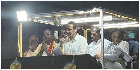 விக்கிரவாண்டி அருகே ராதாபுரத்தில் பாமக வேட்பாளரை ஆதரித்து அக்கட்சியின் தலைவர் அன்புமணி ராமதாஸ் பிரச்சாரம் மேற்கொண்டார். 