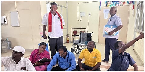 விக்கிரவாண்டி வட்டாட்சியர் அலுவலகத்தில், வேட்புமனு நிராகரிக்கப்பட்ட சுயேச்சை வேட்பாளர்கள் தர்ணா போராட்டத்தில் ஈடுபட்டனர்.