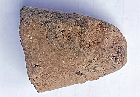 அகழாய்வில் கண்டெடுக்கப்பட்ட புதிய கற்கால வெட்டுக்கருவி.