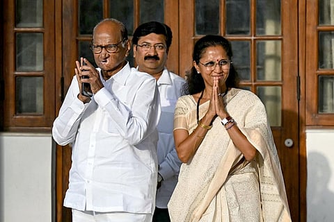 மகள் சுப்ரியா சுலே உடன் சரத் பவார்