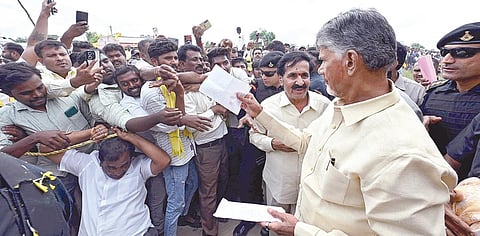 தனது சொந்த தொகுதியான குப்பம் மக்களுக்கு நன்றி தெரிவிக்க நேற்று வந்த சந்திரபாபு நாயுடுவிடம் மனு கொடுத்த பொதுமக்கள்.