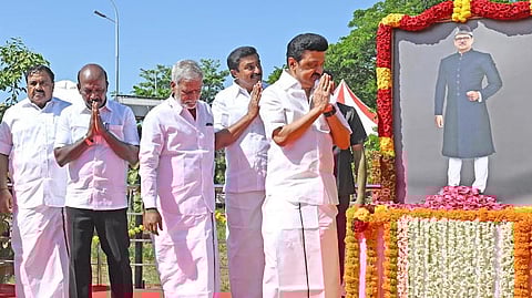 முன்னாள் பிரதமர், வி.பி.சிங்கின் 94-வது பிறந்த நாளையொட்டி, சென்னை, மாநிலக் கல்லூரி வளாகத்தில் நிறுவப்பட்டுள்ள அவரது சிலைக்கு அருகில் வைக்கப்பட்டிருந்த படத்துக்கு முதல்வர் மு.க.ஸ்டாலின் மலர்தூவி மரியாதை செலுத்தினார்.