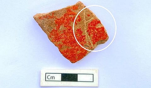 கீழடி அகழாய்வில் தமிழி எழுத்துடன் கூடிய பானை ஓடு.