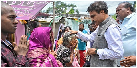 கள்ளக்குறிச்சியில் கள்ளச் சாராய உயிரிழப்புகளால் பாதிக்கப்பட்ட குடும்பத்தினரை தேசிய தாழ்த்தப்பட்டோர் ஆணையத்தின் தலைவர் கிஷோர் மக்வானா சந்தித்து ஆறுதல் கூறினார். | படம்: எஸ்.எஸ்.குமார்