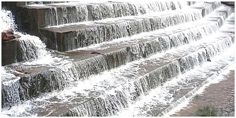 கொட்டக்குடி ஆற்றில் ஏற்பட்ட நீர்ப்பெருக்கினால் அணைப்பிள்ளையார் கோயில் தடுப்பணையை கடந்து செல்லும் தண்ணீர்