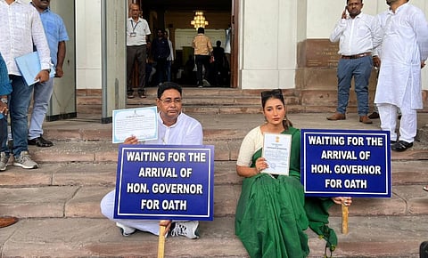 ஆளுநர் vs சபாநாயகர்: மேற்கு வங்கத்தில் எம்எல்ஏ-க்களுக்கு பதவிப் பிரமாணம் செய்துவைக்கும் அதிகாரம் யாருக்கு?