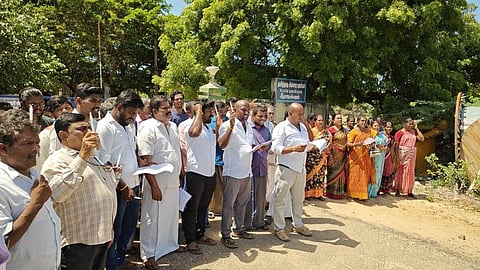 ராமேசுவரத்தில் மெழுகுவர்த்தியை ஏந்தி நடைபெற்ற ஆர்ப்பாட்டம்.