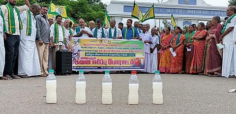 திருப்பூர் மாவட்ட ஆட்சியர் அலுவலகம் முன்பு கள் பாட்டில்களுடன் ஆர்ப்பாட்டத்தில் ஈடுபட்ட தமிழக விவசாயிகள் பாதுகாப்பு சங்கத்தினர். படம்: இரா.கார்த்திகேயன்.