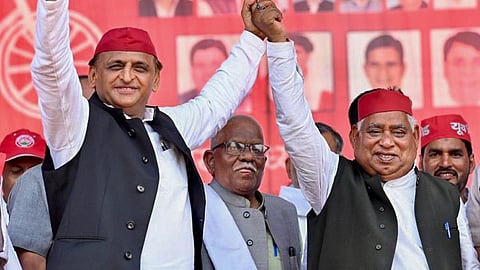 அகிலேஷ் யாதவ் மற்றும் அவதேஷ் பிரசாத்