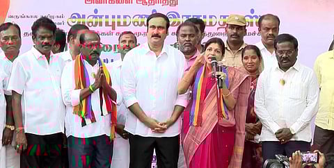 விக்கிரவாண்டி அருகே பாப்பனப்பட்டு கிராமத்தில் அன்புமணி, சௌமியா ஆகியோர் இணைந்து பிரச்சாரம் செய்தனர்.