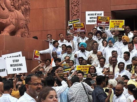 நீட் முறைகேடு குறித்து விவாதிக்க அனுமதி மறுப்பு: எதிர்க்கட்சி எம்.பி.க்கள் நாடாளுமன்றத்தில் போராட்டம்