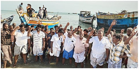 தமிழக நாட்டுப் படகு மீனவர்கள் கைதைக் கண்டித்து பாம்பனில் கடலில் இறங்கி மீனவர்கள் போராட்டத்தில் ஈடுபட்டனர்.