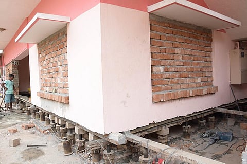 கிருஷ்ணகிரி ராஜாஜி நகரில் வீட்டை லிஃப்ட் செய்து உயர்த்தும் பணி நடந்து வருகிறது. 