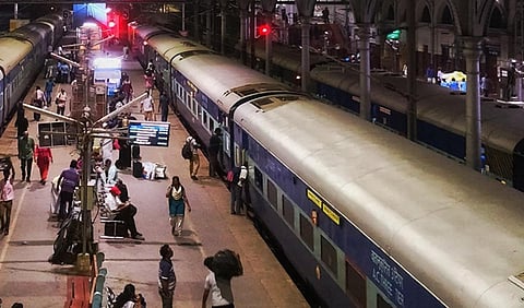 தீபாவளி பண்டிகையை முன்னிட்டு 3 விரைவு ரயில்களில் 2 நிமிடங்களில் முடிந்த டிக்கெட் முன்பதிவு