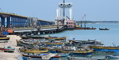 பாம்பனில் நாட்டுப் படகு மீனவர்களின் வேலை நிறுத்தப் போராட்டத்தினால் கரையோரங்களில் நிறுத்தி வைக்கப்பட்டிருக்கும் படகுகள் | படங்கள்: எல். பாலச்சந்தர்.