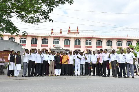 புதிய குற்றவியல் சட்டங்களை திரும்ப பெற வலியுறுத்தி வேலூர் மாவட்ட நீதிமன்றம் முன்பாக ஆர்ப்பாட்டத்தில் ஈடுபட்ட வழக்கறிஞர்கள். | படம்: வி.எம்.மணிநாதன்.