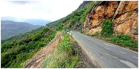 போடிமெட்டு 5-வது கொண்டை ஊசி வளைவு அருகே தடுப்புச்சுவர் இல்லாத ஆபத்தான மலைச்சாலை. 