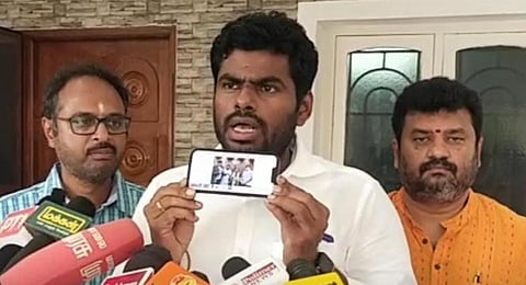 மதுரை மேயருக்கு செங்கோல் வழங்கியது தொடர்பான புகைப்படத்தை கோவையில் செய்தியாளர்களிடம் அண்ணாமலை காண்பித்தபோது... 