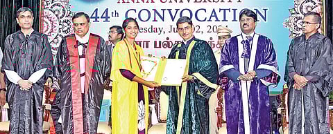 அண்ணா பல்கலைக்கழகத்தின் 44-வது பட்டமளிப்பு விழா நேற்று நடைபெற்றது. இதில், பல்கலைக்கழக அளவில் முதலிடம் பெற்ற மாணவ, மாணவிகளுக்கு ஆளுநர் ஆர்.என்.ரவி, தங்கப் பதக்கங்களை வழங்கினார். உடன், ஏஐசிடிஇ தலைவர் டி.ஜி.சீதாராமன், துணைவேந்தர் ஆர்.வேல்ராஜ், பதிவாளர் பிரகாஷ், தேர்வு கட்டுப்பாட்டு அலுவலர் சக்திவேல் உள்ளிட்டோர்.படம்: ம.பிரபு