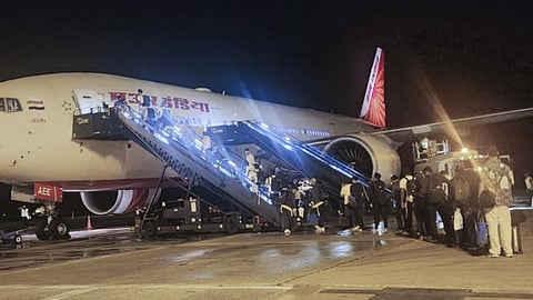 பார்படாஸ் விமான நிலையத்தில் பிசிசிஐ ஏற்பாடு செய்திருந்த தனி விமானத்தில் புறப்பட்ட இந்திய அணியினர்.