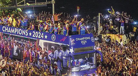 திறந்த வெளி பஸ்ஸில் வெற்றி ஊர்வலம் வந்த டி20 சாம்பியனான இந்திய அணி வீரர்கள்.