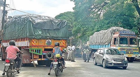 கோவை பெரியகடை வீதியில், போக்குவரத்துக்கு இடையூறாக பகல் நேரத்தில் செல்லும் லாரிகள். | படம்: ஜெ.மனோகரன் |