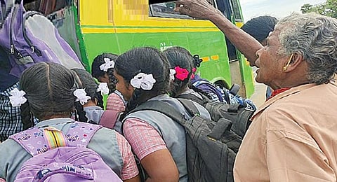 மினி பேருந்தில் மாணவிகளை வழியனுப்பி வைக்கும் மூதாட்டி பாண்டியம்மாள்