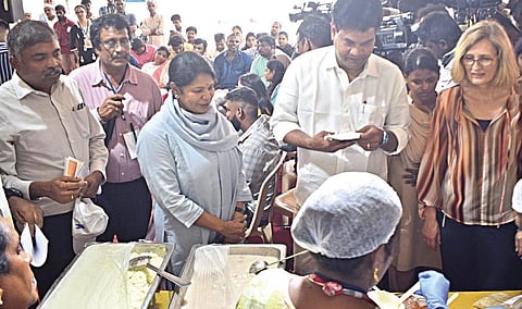 சென்னை ஜெமினி மேம்பாலம் அருகே உள்ள செம்மொழிப் பூங்காவில் ‘ஊரும் உணவும்’ என்ற தலைப்பிலான பாரம்பரிய உணவு திருவிழாவை, கனிமொழி எம்.பி. நேற்று தொடங்கி வைத்தார். இதில் கல்லூரி மாணவிகள், பள்ளி குழந்தைகள் உள்ளிட்ட ஏராளமானோர் கலந்து கொண்டனர் படம்: ம.பிரபு