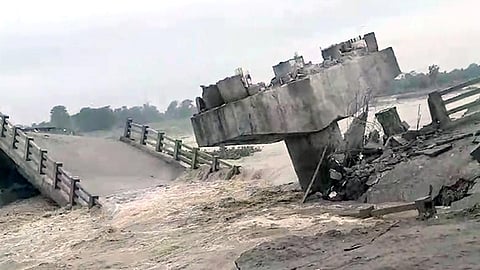 பிஹாரில் 10 பாலம் இடிந்த சம்பவம்: 16 பேர் சஸ்பெண்ட்