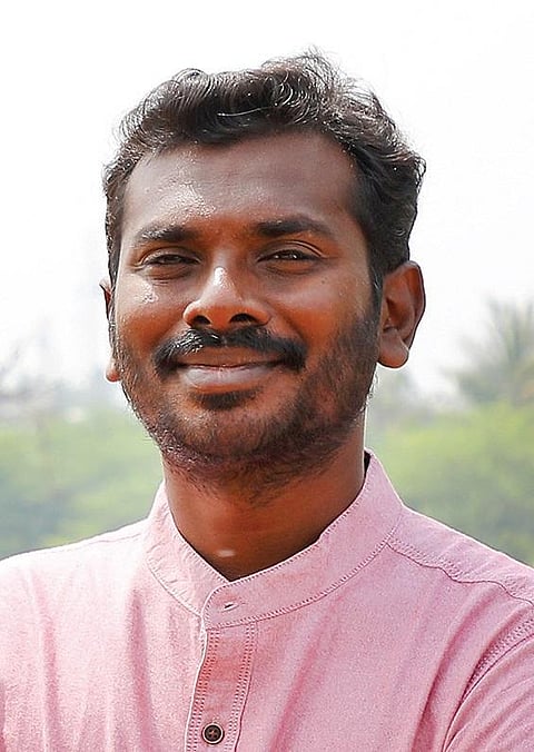 குளம், சிற்றணைகளை தூர்வாரும் பணியில் கோவை குளங்கள் பாதுகாப்பு அமைப்பினைச் சேர்ந்த தன்னார்வலர்கள்.