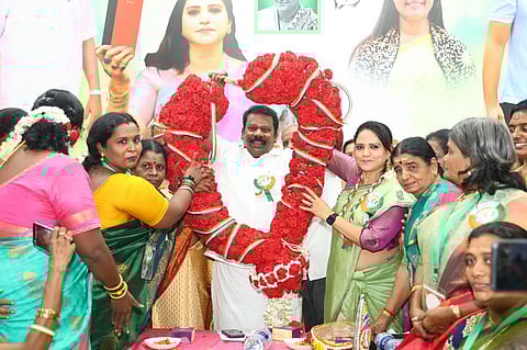 தமிழ்நாடு காங்கிரஸ் மகளிரணி செயற்குழு கூட்டத்தில் பங்கேற்ற கட்சியின் மாநிலத் தலைவர் செல்வப்பெருந்தகை. உடன் மகளிரணி தலைவி அசினா சையத்.