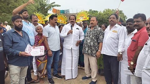 விக்கிரவாண்டி தொகுதிகுட்பட்ட வீரமூர் கிராமத்தில் திமுக மாநில வர்த்தக அணிச் செயலாளர்  கவிஞர் காசி முத்துமாணிக்கம் வாக்கு சேகரித்தார். 