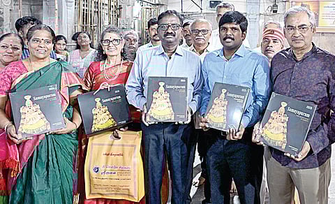 சமயபுரம் மாரியம்மன் கோயில் சிறப்புகளை விளக்கும், `தி இந்து'  குழும பதிப்பகத்தின் `சமயபுரம்- சக்தியின் புனித பீடம்' என்ற நூல் வெளியீட்டு நிகழ்வில் பங்கேற்ற தமிழக அரசின் நீர்வளத் துறைச் செயலர் க.மணிவாசன்,  திருச்சி ஆட்சியர் மா.பிரதீப்குமார், நூலாசிரியர் ஜெ.ரமணன், இணை நூலாசிரியர் விருந்தா ரமணன், கோயில் இணை ஆணையர் சி.கல்யாணி உள்ளிட்டோர்.படம்: எம்.மூர்த்தி