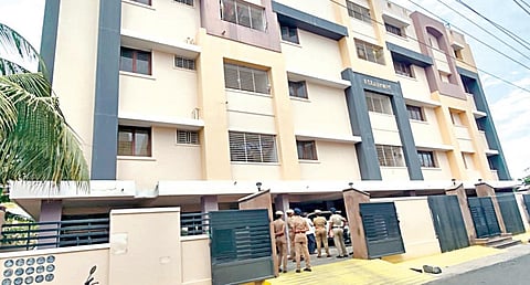 எம்.ஆர்.விஜயபாஸ்கர் வீடு, அலுவலகத்தில் சோதனை: ரூ.100 கோடி நில மோசடி புகாரில் சிபிசிஐடி நடவடிக்கை