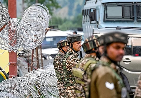 6 தீவிரவாதிகள் காஷ்மீரில் சுட்டுக் கொலை: 2 ராணுவ வீரர்கள் உயிரிழப்பு