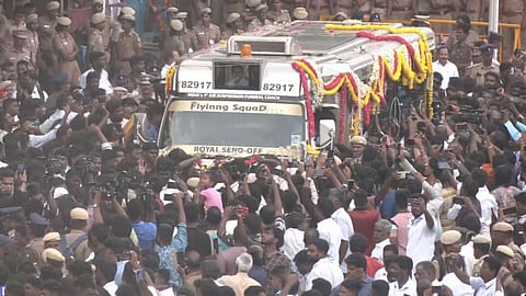 8 மணி நேரத்துக்கு மேல் நடந்த ஆம்ஸ்ட்ராங் இறுதி ஊர்வலம்