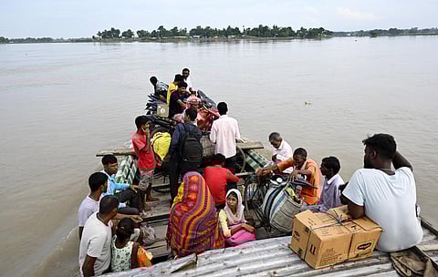 அசாம் வெள்ளம் | 28 மாவட்டங்களில் 23 லட்சம் மக்கள் பாதிப்பு; நிவாரண முகாமுக்குச் சென்று ராகுல் ஆறுதல்
