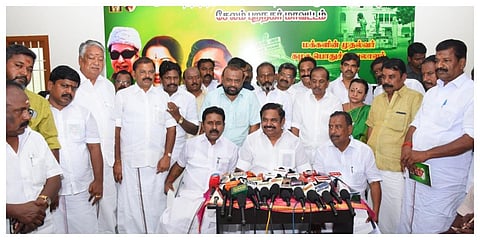 சேலத்தை அடுத்த ஓமலூரில் அதிமுக பொதுச் செயலாளர் எடப்பாடி பழனிசாமி செய்தியாளர்களைச் சந்தித்தார்.