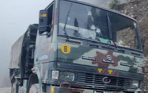 ஜம்மு காஷ்மீரில் ராணுவ வாகனம் மீது தீவிரவாதிகள் தாக்குதல்: 4 வீரர்கள் வீரமரணம்