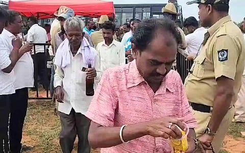 கர்நாடக பாஜக எம்.பி. விருந்தில் மது விநியோகம்: சமூக வலைதளங்களில் வீடியோ வெளியாகி சர்ச்சை