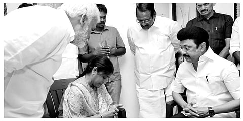 ஆம்ஸ்ட்ராங் மனைவி பொற்கொடிக்கு ஆறுதல் தெரிவிக்கும் தமிழக முதல்வர் மு.க.ஸ்டாலின் உடன் அமைச்சர் சேகர்பாபு