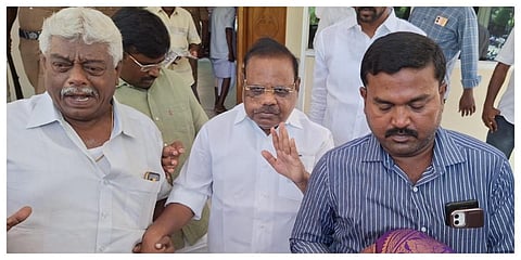 தூத்துக்குடி மாவட்ட முதன்மை அமர்வு நீதிமன்றத்தில் ஆஜராகி சாட்சியம் அளித்துவிட்டு வெளியே வந்த முன்னாள் சட்டப்பேரவை தலைவர் ப.தனபால் |  படம்: என்.ராஜேஷ்