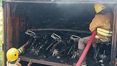 ஓசூர் அருகே மின்கம்பி உரசி தீ விபத்து: கன்டெய்னர் லாரியில் இருந்த 40 இருசக்கர வாகனங்கள் எரிந்து சேதம்